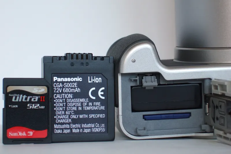 Panasonic Lumix DMC-FZ20 battery compartment and SD slot